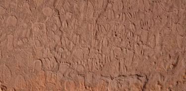 Detalle de representaciones de la Edad de Piedra de huellas humanas y de animales en las montañas Doro Nawas, Namibia.