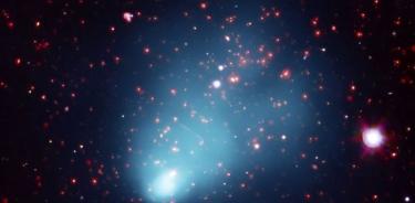 Una colisión de dos cúmulos masivos de galaxias cuando el Universo tenía la mitad de su edad actual no debería haber ocurrido según la teoría estándar de la cosmología, según un grupo de astrónomos.