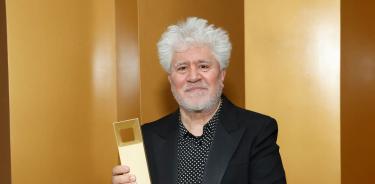 El cineasta Pedro Almodóvar con su premio.