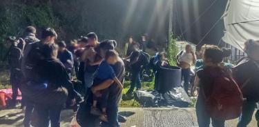 Migrantes hacinados y deshidratados son rescatados de una caja de un tráiler en Veracruz