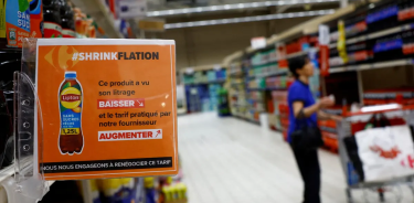 Supermercado francés avisa al consumidor de una bebida con menos cantidad de producto y un mayor precio, para avergonzar a la marca responsable