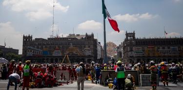 Rescatistas participan hoy en el simulacro sísmico nacional 2023, en el Zócalo en Ciudad de México