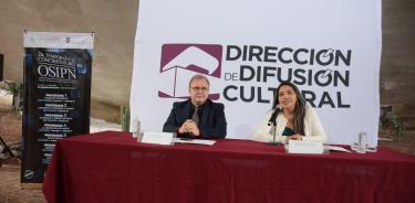 Vladimir Sagaydo, director artístico de la OSIPN, y Marycarmen Sánchez, directora de Difusión Cultural del IPN.