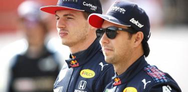 Max Verstappen y Sergio Pérez se miran triunfando el fin de semana