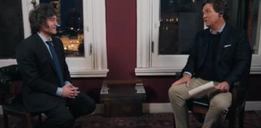 Imagen de la entrevista de Tucker Carlson con el candidato ultraderechista argentino Javier Milei