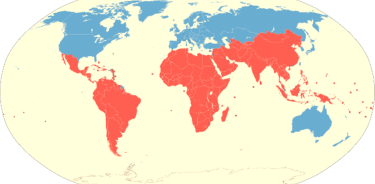 Mapa mundial que resalta los países del Norte Global en azul y los países del Sur Global en rojo. Esta representación visual destaca las diferencias geográficas en el desarrollo económico y las desigualdades globales.