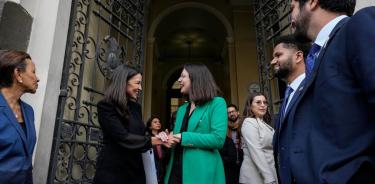 Nydia Velázquez, a la izquierda, y Alexandria Ocasio Cortez durante su visita a Chile