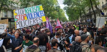 Manifestantes en París en contra de la violencia policial y el racismo