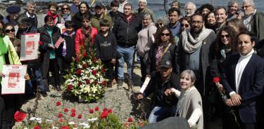 Amigos, familiares y autoridades recordaron a Pablo Neruda en su  tumba en Isla Negra, Chile.