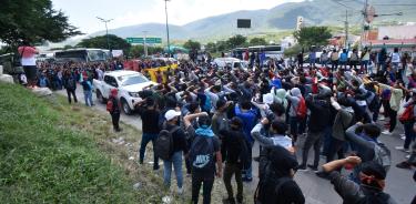 Normalistas y estudiantes de la Federación de Estudiantes Campesinos Socialistas de México protestaron frentye a la Fiscalia de Guerrero/CUARTOSCURO/