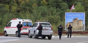 Policías kosovares patrullan la entrada a la localidad de Banka, donde se atrincheró el comando armado en un monasterio ortodoxo