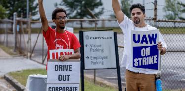 Trabajadores en huelga de la planta de Chrysler (Stellantis) en Morrow, Georgia