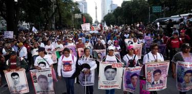 Familiares de los 43 normalistas desaparecidos de Ayotzinapa marcharon junto a miles personas en CDMX