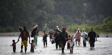 Migrantes cruzan el río Turquesa, en Darién, Panamá. Foto de archivo. EFE
