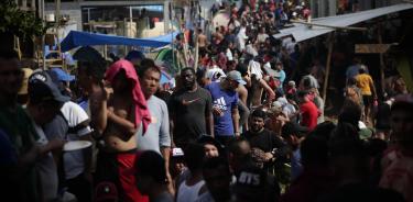 Cientos de migrantes hacen fila para ser registrados por agentes de migración panameños tras cruzar la selva del Darién, en el pueblo indígena de Bajo Chiquito