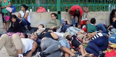 Migrantes hacen fila para tramitar papeles migratorios en Tapachula, Chiapas