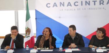 Coordinadora General de la Central de abasto, Dra. Marcela Villegas Silva; el Secretario de Desarrollo Económico de la Ciudad de México (SEDECO), Lic. Fadlala Akabani; y la presidenta de la  Cámara Nacional de la Industria de la Transformación (CANACINTRA), Profesora Esperanza Ortega Azar.