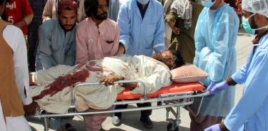 Una víctima del atentado suicida es trasladada al hospital de Quetta, capital de la inquieta provincia de Baluchistán
