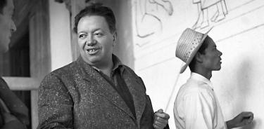 Diego Rivera y un ayudante