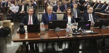 El expresidente Donald Trump junto a sus abogados en el tribunal de Nueva York