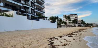 Puerto Morelos, Quintana Roo (México). Dos estrategias de construcción: Hoteles con y sin duna vegetada frente a sus instalaciones. La protección es mayor cuando existe una duna con vegetación.