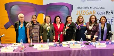 La ministra Yasmín Esquivel (de verde) junto a mujeres integrantes del Tribunal Electoral del Poder Judicial de la Federación.