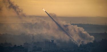 Militantes de la milicia Ezz Al-Din Al Qassam lanzan un cohete desde la franja costera de Gaza hacia Israel