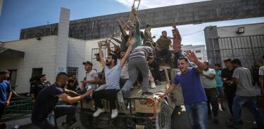 Palestinos en un jeep militar israelí en las calles de Gaza durante el asalto a los asentamientos israelíes