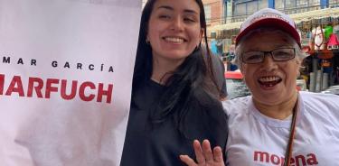 Mujeres sonríen durante la promoción de la imagen de Omar García Harfuch como candidato al Gobierno de la CDMX.