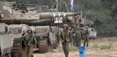 Tanques israelíes se preparan en la fronteriza Sderot para una inminente ofensiva terrestre en la Franja de Gaza