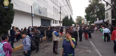 Feministas protestan afuera de la FGJCDMX, exigen destitución de Ernestina Godoy