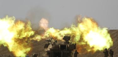 Carro de artillería israelí dispara contra la Franja de Gaza en la frontera
