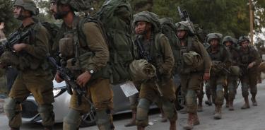 Soldados israelíes se dirigen a la frontera de Gaza desde el masacrado kibutz de Be´eri