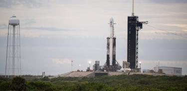 El cohete Falcon Heavy de SpaceX con la nave espacial Psyche a bordo.