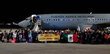 Llegada del avión de la Fuerza Aérea Mexicana con 143 mexicanos rescatados de Israel, faltan más de mil