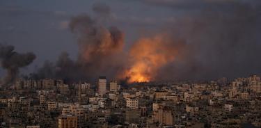 El humo se eleva tras un ataque aéreo israelí en el norte de la ciudad de Gaza