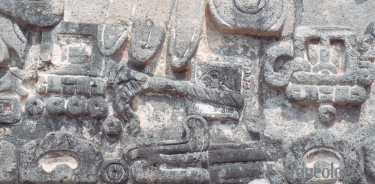 La imagen que muestra la corrección calendárica en el tablero noroeste del Templo de las Serpientes Emplumadas. Xochicalco, Morelos..