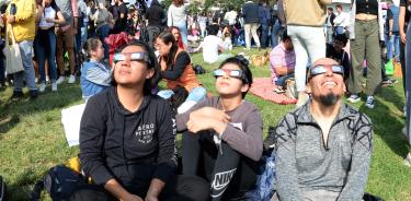 Desde las seis de la mañana, familias y grupos de amigos llegaron a Ciudad Universitaria para solicitar sus lentes especiales y poder mirar el eclipse.