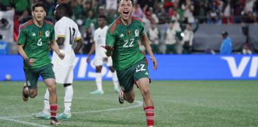 Hirving Lozano celebra su regreso a la Selección Mexicana con gol