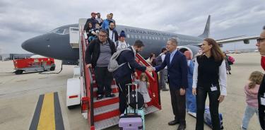 El embajador de México en España, Quirino Ordaz, saluda a los mexicano del primer vuelo del puente aéreo Israel-Madrid