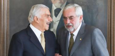 Jorge Kahwagi Gastine y Enrique Graue Wiechers durante el encuentro en la rectoría de la UNAM.