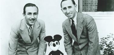 Los hermanos Walt Disney y Roy O. Disney.