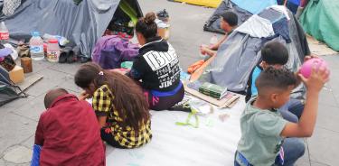 Campamento de migrantes a espaldas de la camara de diputados