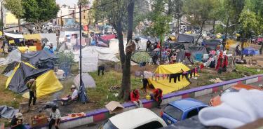 Campamento de migrantes a espaldas de la camara de diputados