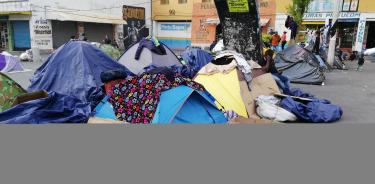 Campamento de migrantes a espaldas de la camara de diputados