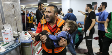 Niño herido tras el ataque contra el patio del hospital de Gaza donde se había refugiado del  bombardeo israelí