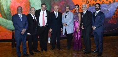 Los Premios Crónica 2023, Carlos Coello Coello, Margarita Teresa García Gasca (Universidad Autónoma de Querétaro), Elisa Carrillo y Eusebio Juaristi, son acompañados por don Jorge Kahwagi, Fernando Marón Kahwagi, Rafael García Garza y Francisco Báez, al concluir la ceremonia de premiación.