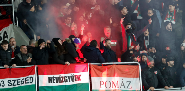 Los aficionados húngaros celebran un gol durante el partido de la ronda de clasificación del Grupo G de la UEFA EURO 2024