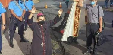 El obispo Rolando Álvarez cuando fue detenido por la policía de Ortega, hace año y medio