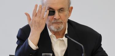 El novelista anglo-americano y galardonado al Premio de La Paz del Comercio Librero Alemán, Salman Rushdie.